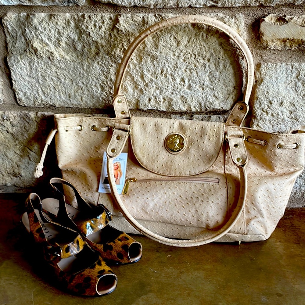 Think rich casual chic! NWT Boutique Italian Vecceli ostrich leather lined bag.